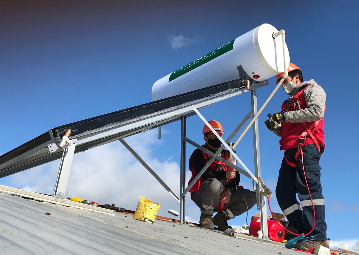 Instalación de paneles solares para agua caliente